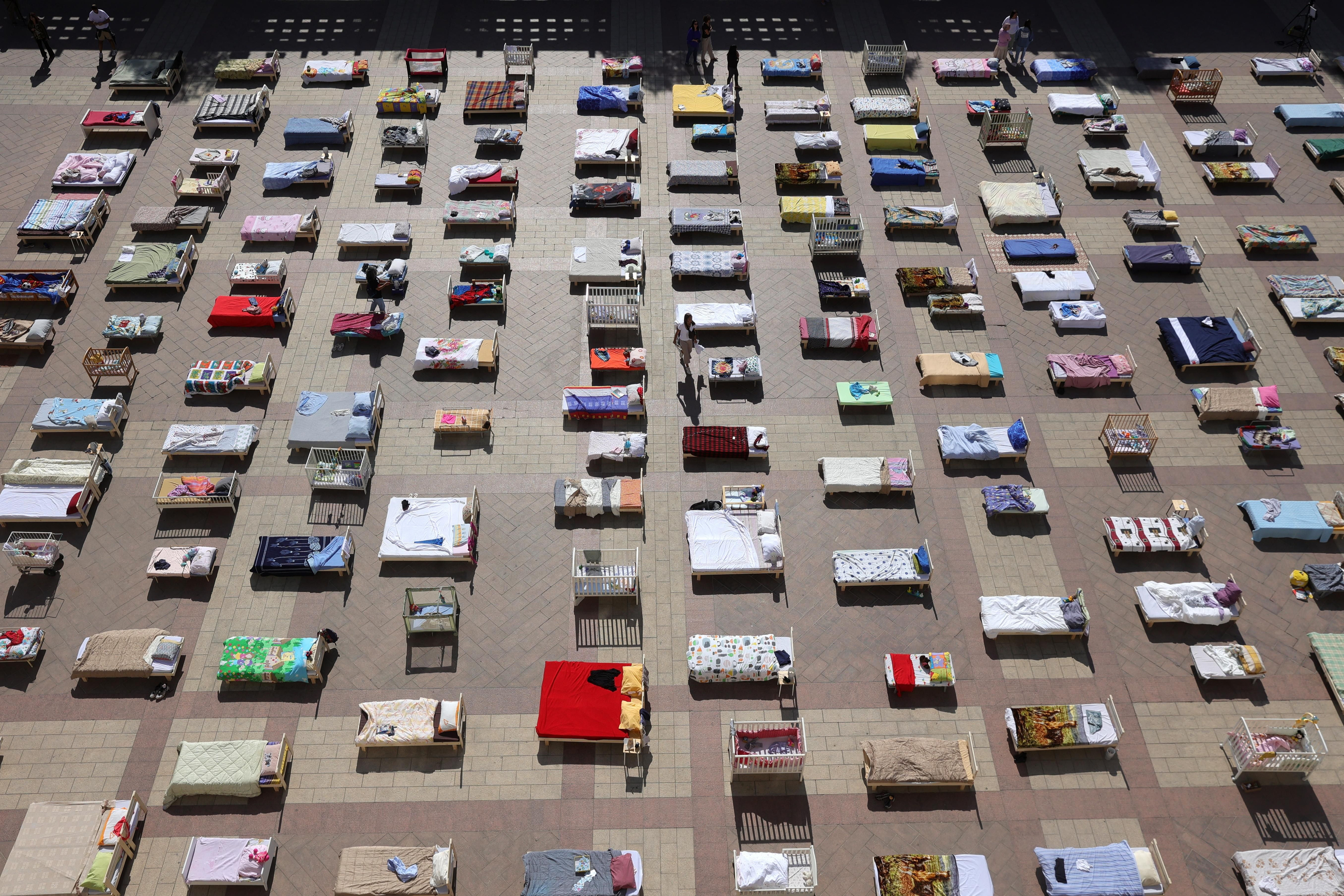 Exposició de 230 llits buits en homenatge als israelians segrestats per Hamàs Exposició de 230 llits buits en homenatge als israelians segrestats per Hamàs