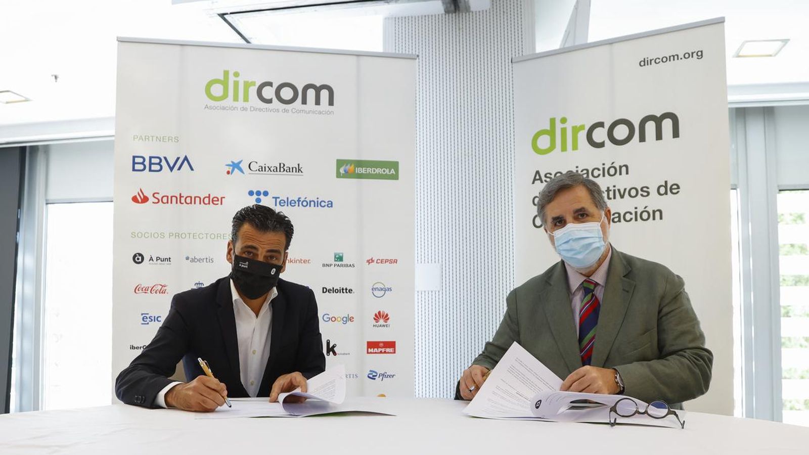 El director general d'À Punt, Alfred Costa, i el president de l'associació de directors de comunicació, Miguel López-Quesada firmen l'acord.