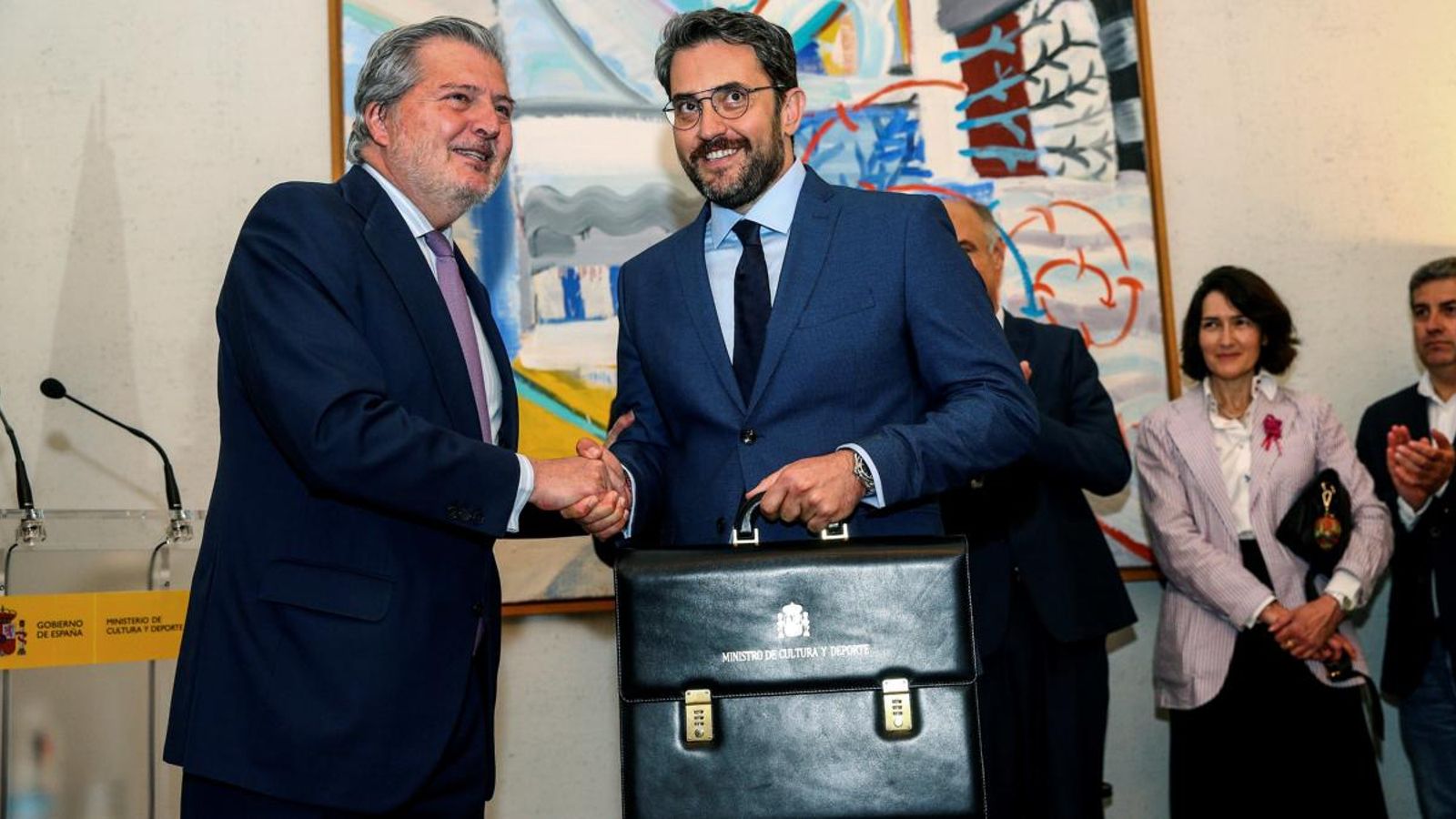 Màxim Huerta i el seu antecessor en el càrrec, Íñigo Méndez de Vigo, en la cerimònia del traspàs de carteres