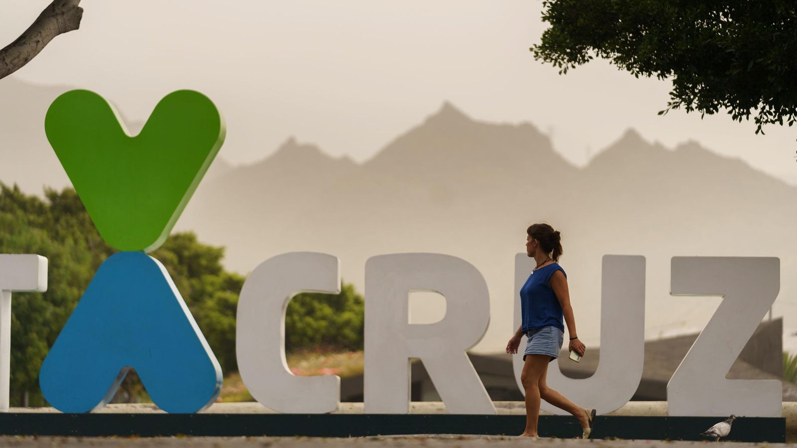 Una dona passeja per Santa Cruz de Tenerife aquest dimecres en una jornada d'intensa calor