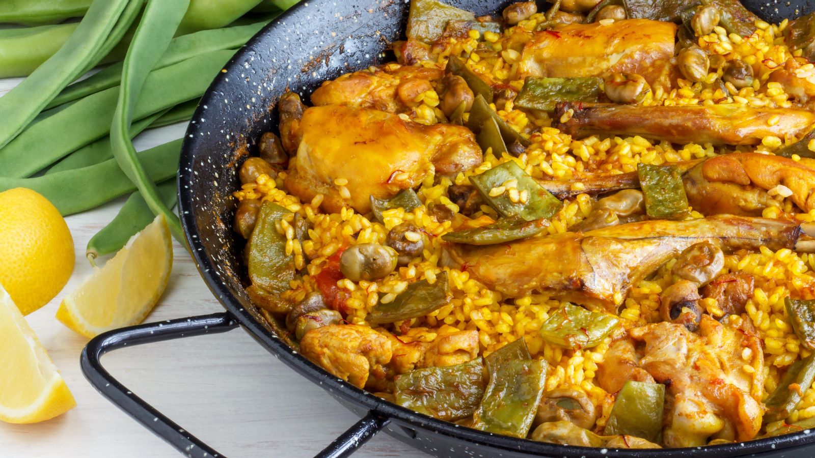 Una paella, amb pollastre, conill i verdures, acabada de fer