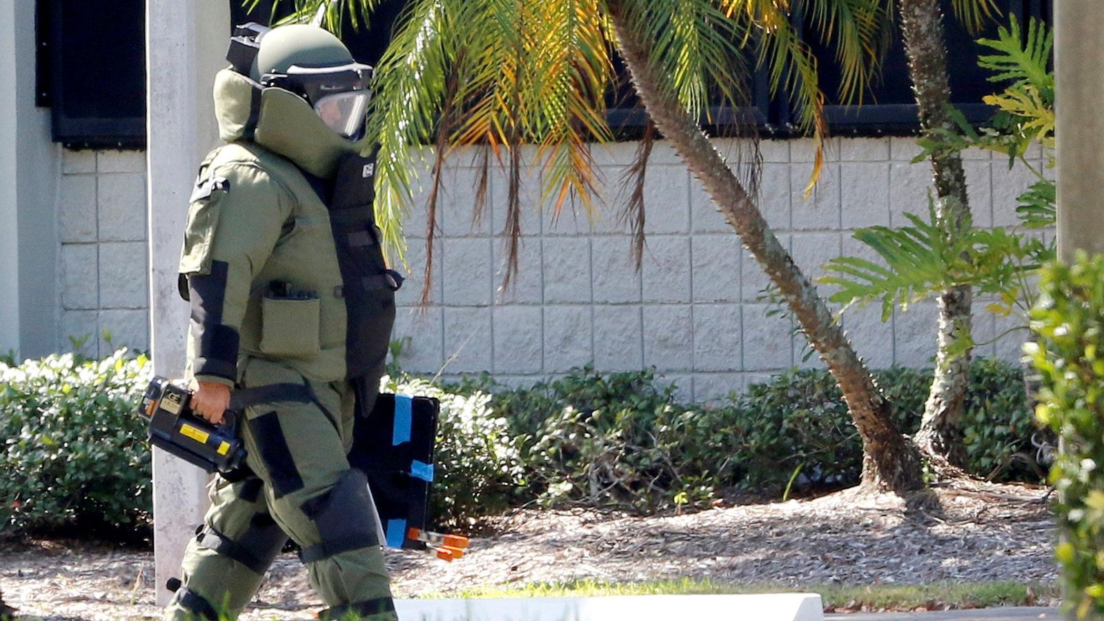 Un membre de l’equip nord-americà d’artificiers durant les tasques de desactivació