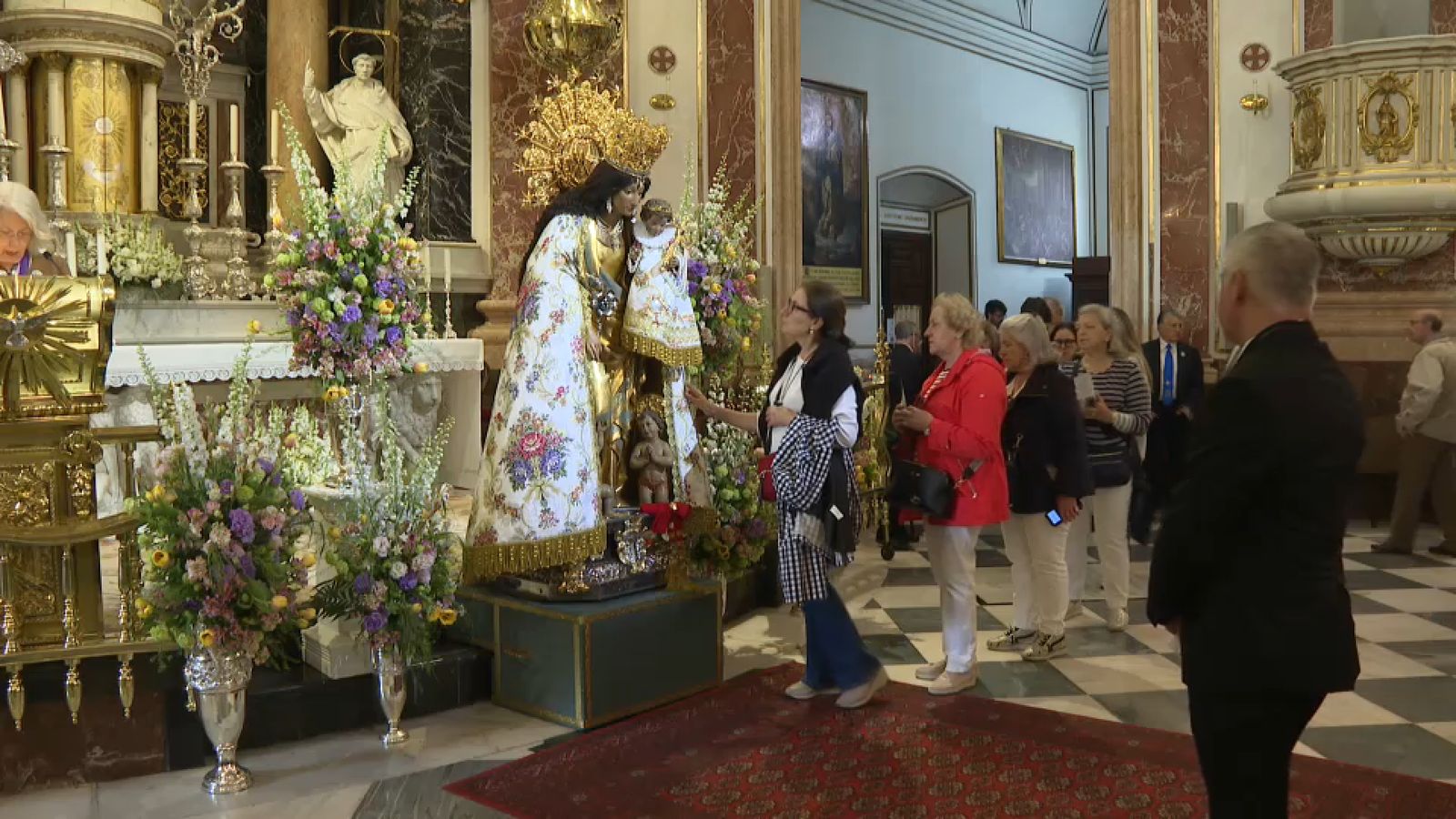 Els fidels tenen, aquest dimecres, l'oportunitat de passar ben a prop de la Mare de Déu, en el tradicional besamans que acull la basílica