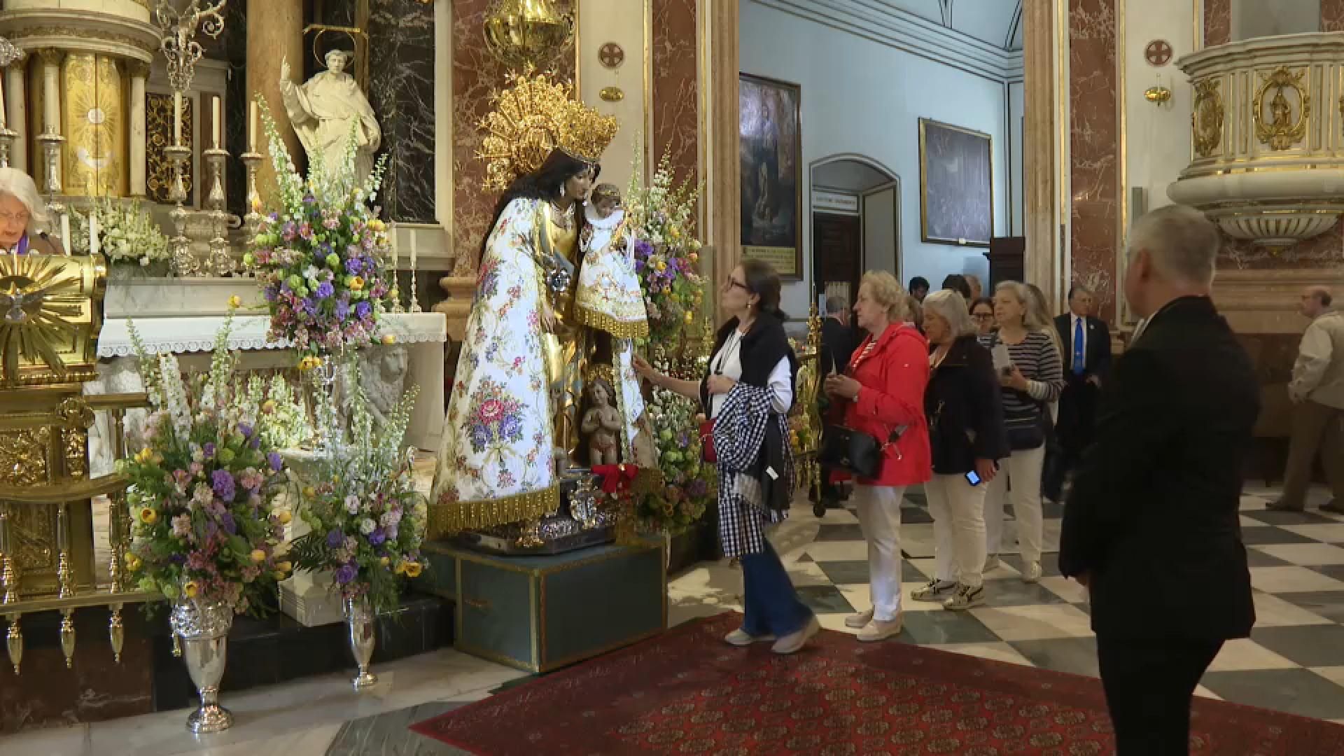Els fidels tenen, aquest dimecres, l'oportunitat de passar ben a prop de la Mare de Déu, en el tradicional besamans que acull la basílica Els fidels tenen, aquest dimecres, l'oportunitat de passar ben a prop de la Mare de Déu, en el tradicional besamans que acull la basílica