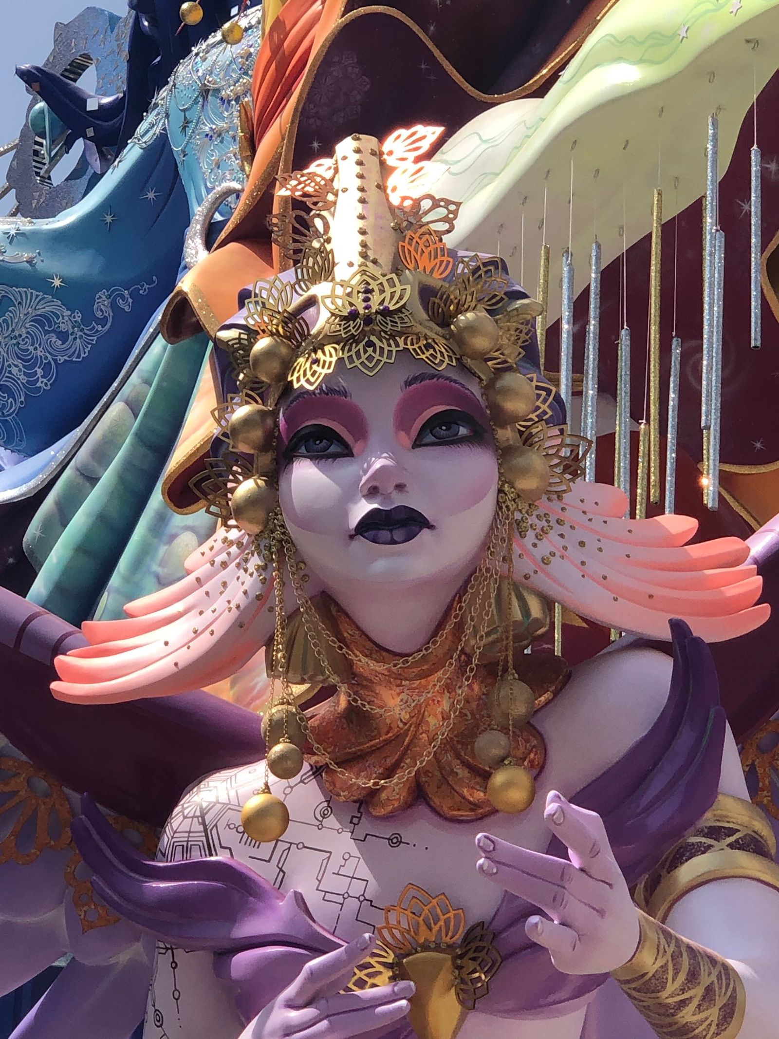 Detall de la foguera guanyadora del primer premi de categoria especial, 'Elemental', de David Sánchez per a la comissió Diputació-Renfe