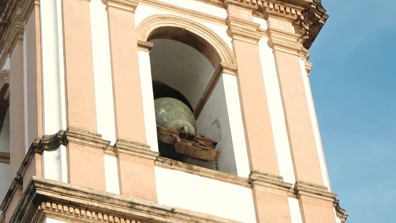 Campana a punt de caure