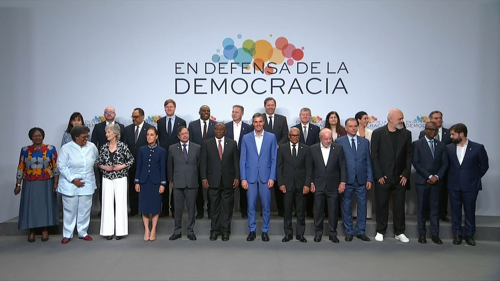 Fotografia de tots els líders que han participat en la cimera progressista a Barcelona