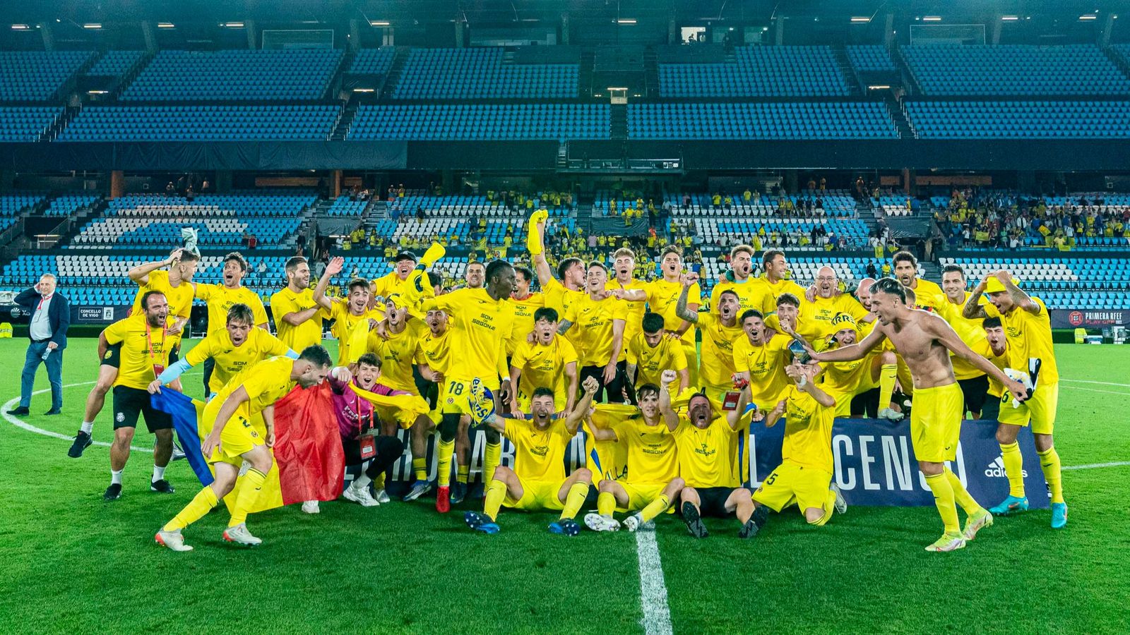 Els jugadors groguets celebren l'ascens