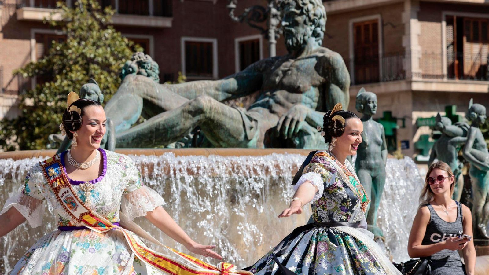 Falleres i turistes la plaça de la Mare de Déu de València