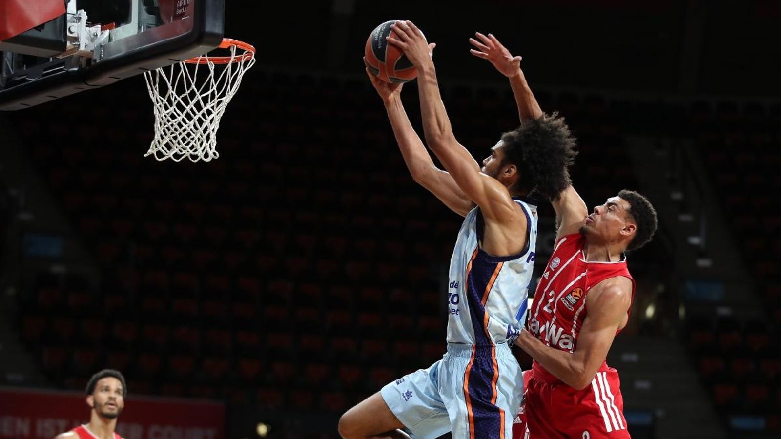 Louis Labeyrie fa una penetració durant el partit contra el Bayer de Munic