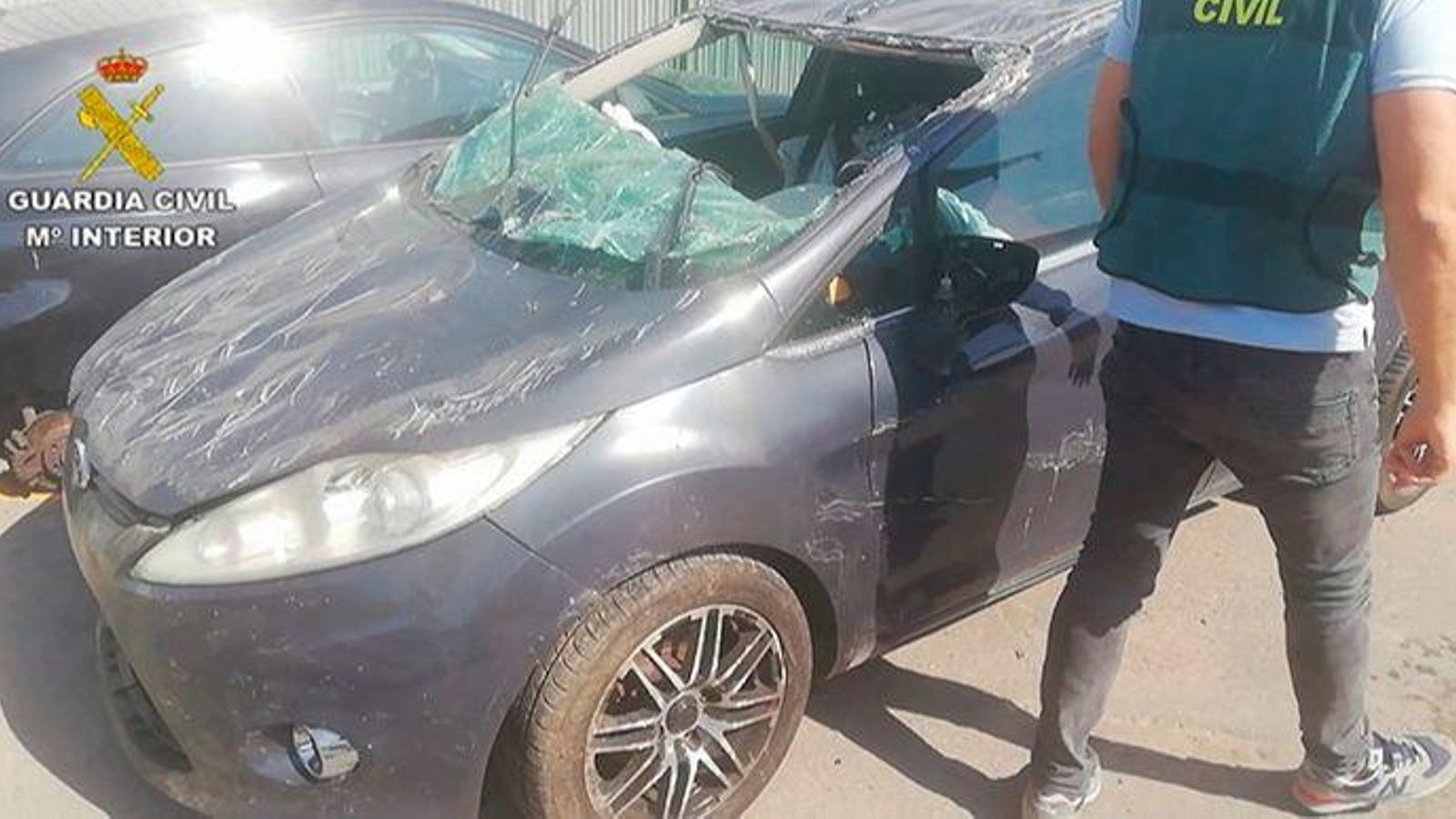 Estat en què va quedar el cotxe que havia furtat el detingut després de tindre l'accident