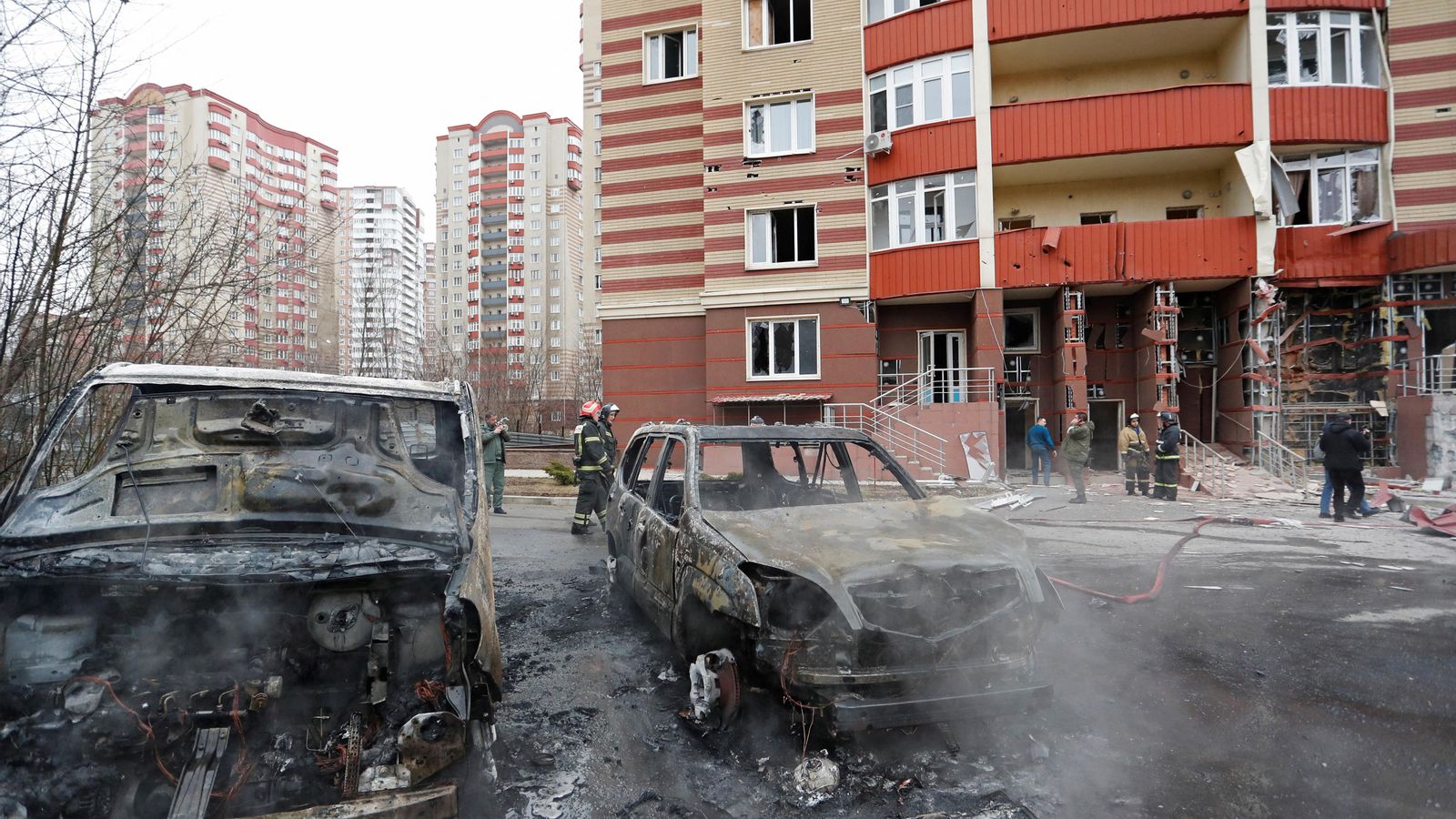 Vehicles cremats i un edific danyat per projectils a la regió separatista de Donetsk