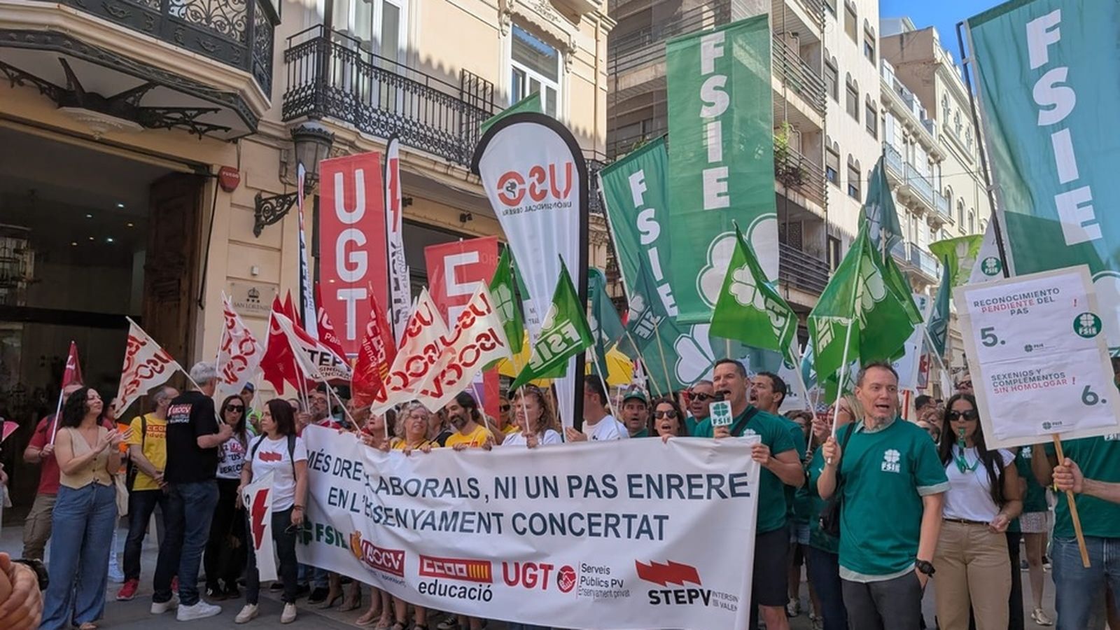 Protesta de l'educació concertada a les portes de les Corts / Europa Press