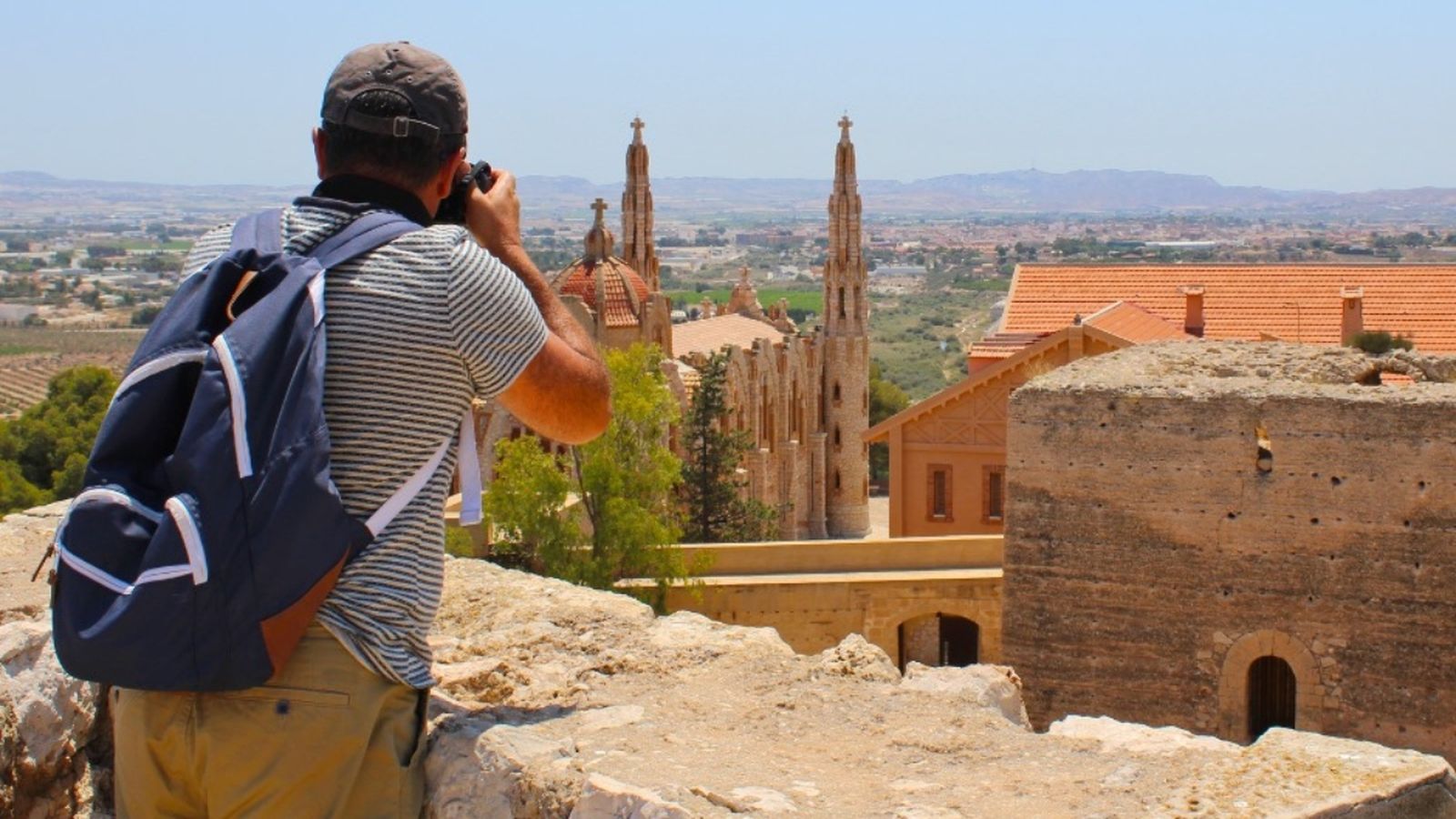 Un turista fotografia un poble en una imatge d'arxiu