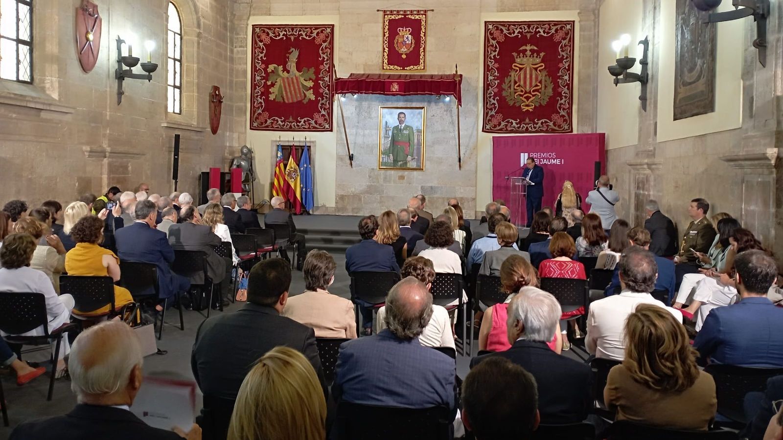 Els jurats dels Premis Jaume I d'enguany, en la lectura del manifest en l'edifici de Capitania de València aquest dimarts