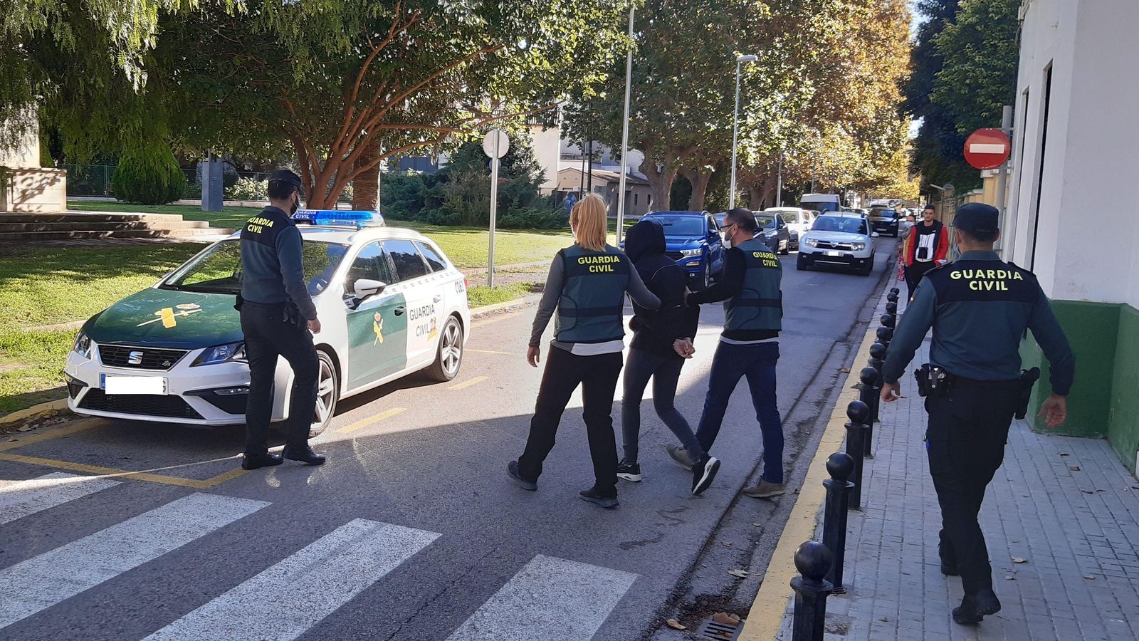 La Guàrdia Civil deté a tres persones en Xiva pels delictes d'agressió sexual, lesions i robatori amb violència