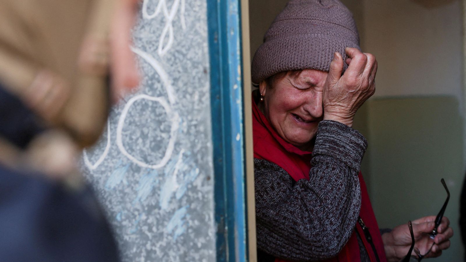 Els voluntaris intenten persuadir als civils restants perquè evacuen la ciutat bombardejada de Chasiv Yar, prop de la línia del front oriental, Ucraïna