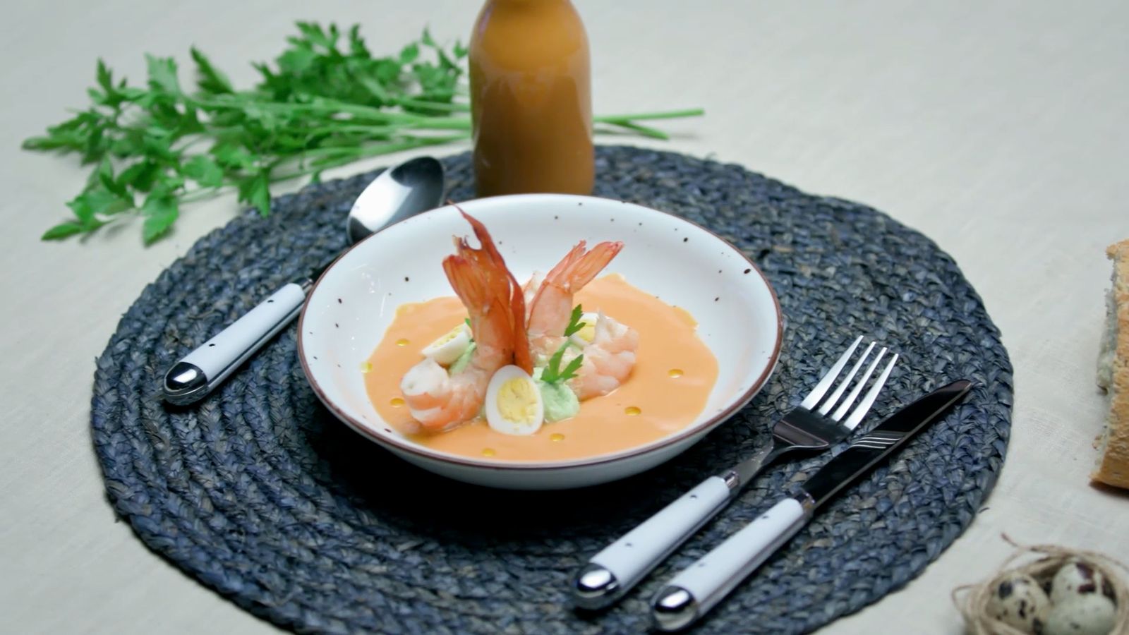 Salmorejo, alvocat, llagostins i cruixent de pernil