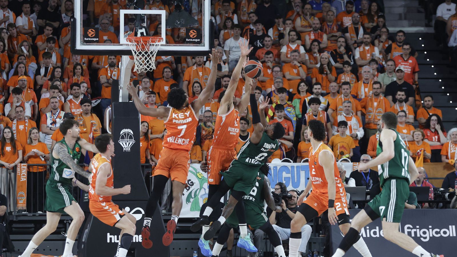 Sako fa un tap a T. J. Shorts, jugador del Panathinaikos, en el partit del passat dijous