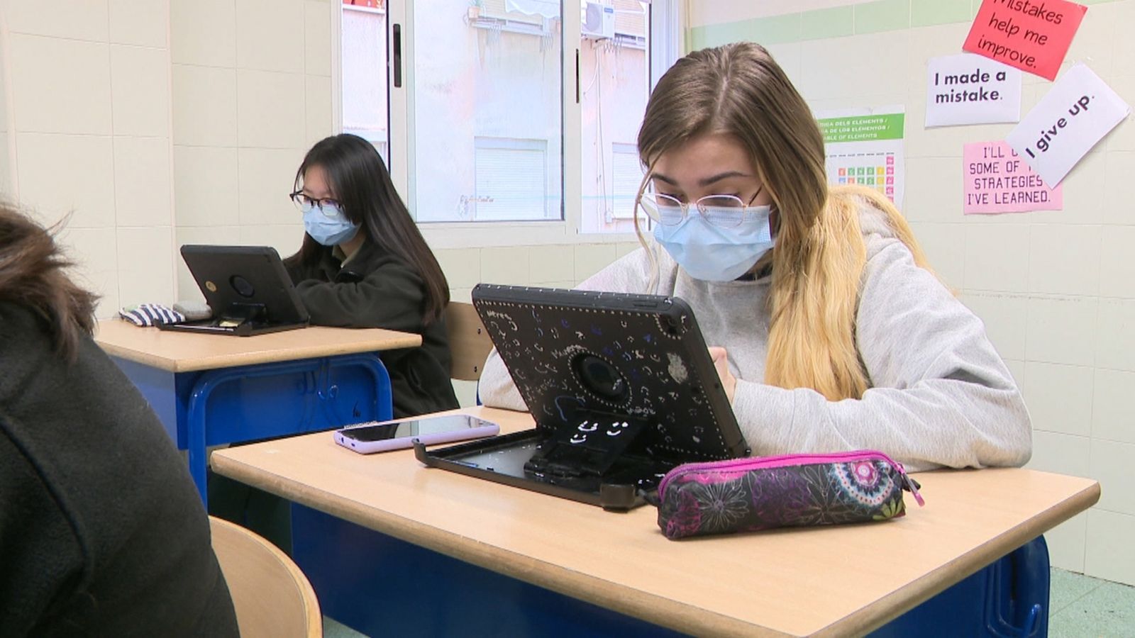 L’abús de pantalles altera el patró del son dels adolescents