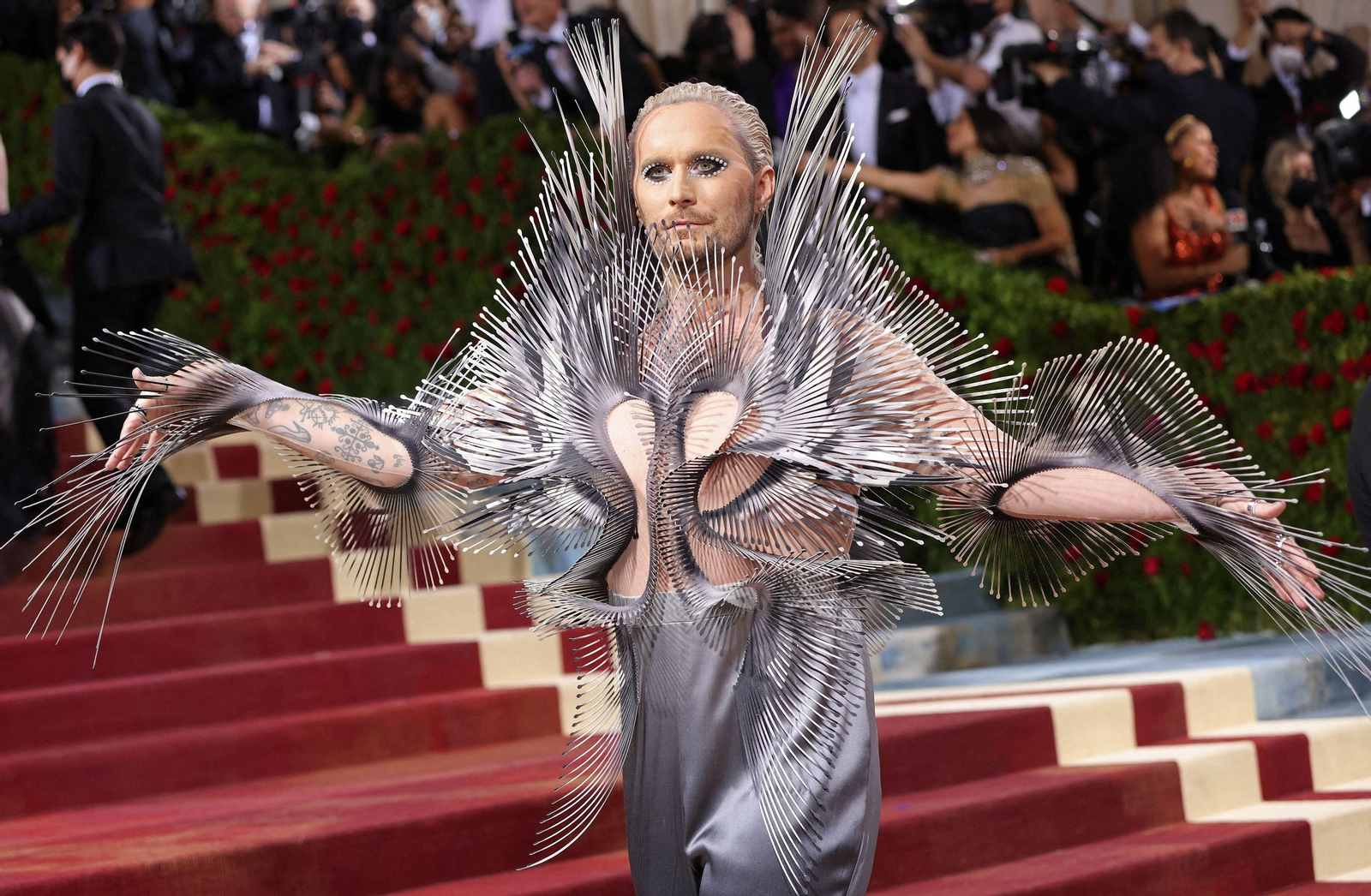 Fredrik Robertsson amb un model d'Iris Van Herpen