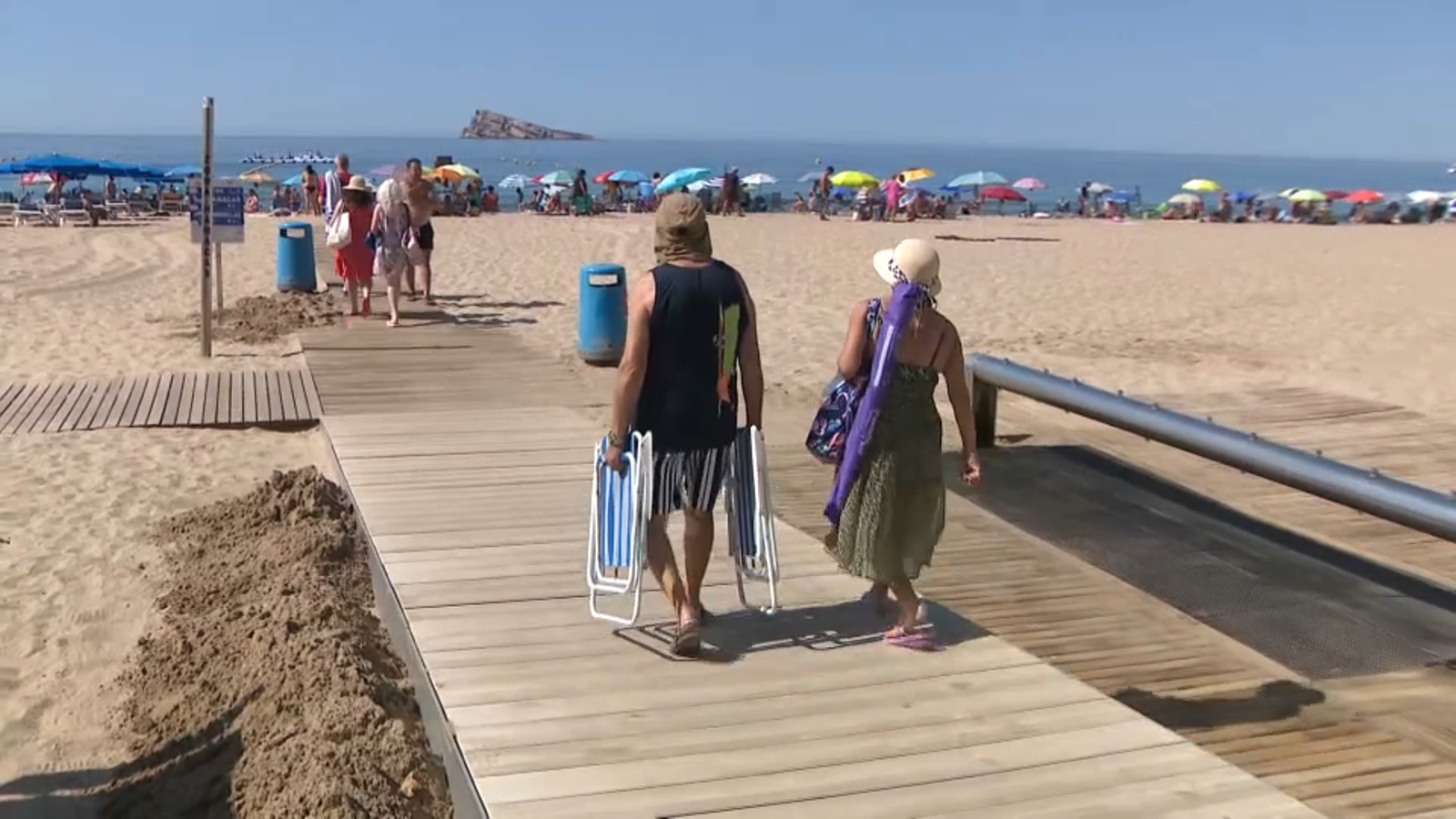 Dos turistes arriben a la platja de Benidorm
