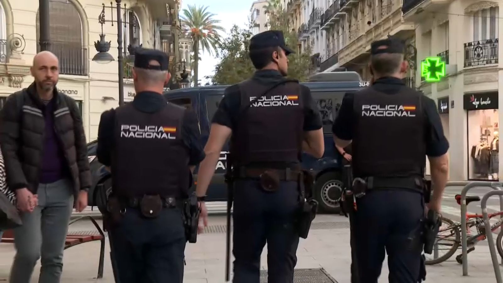 Agents de la Policia Nacional patrullen el centre de València este dissabte