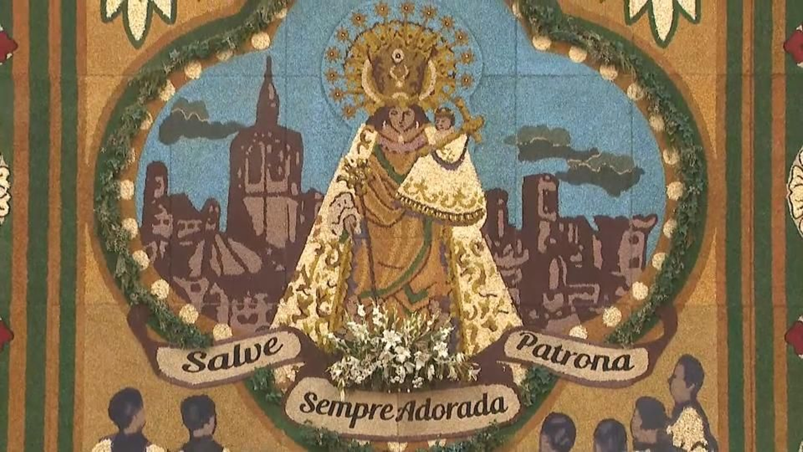 Detall del tapís floral que commemora enguany el centenari de la Missa d'Infants de la Mare de Déu dels Desemparats