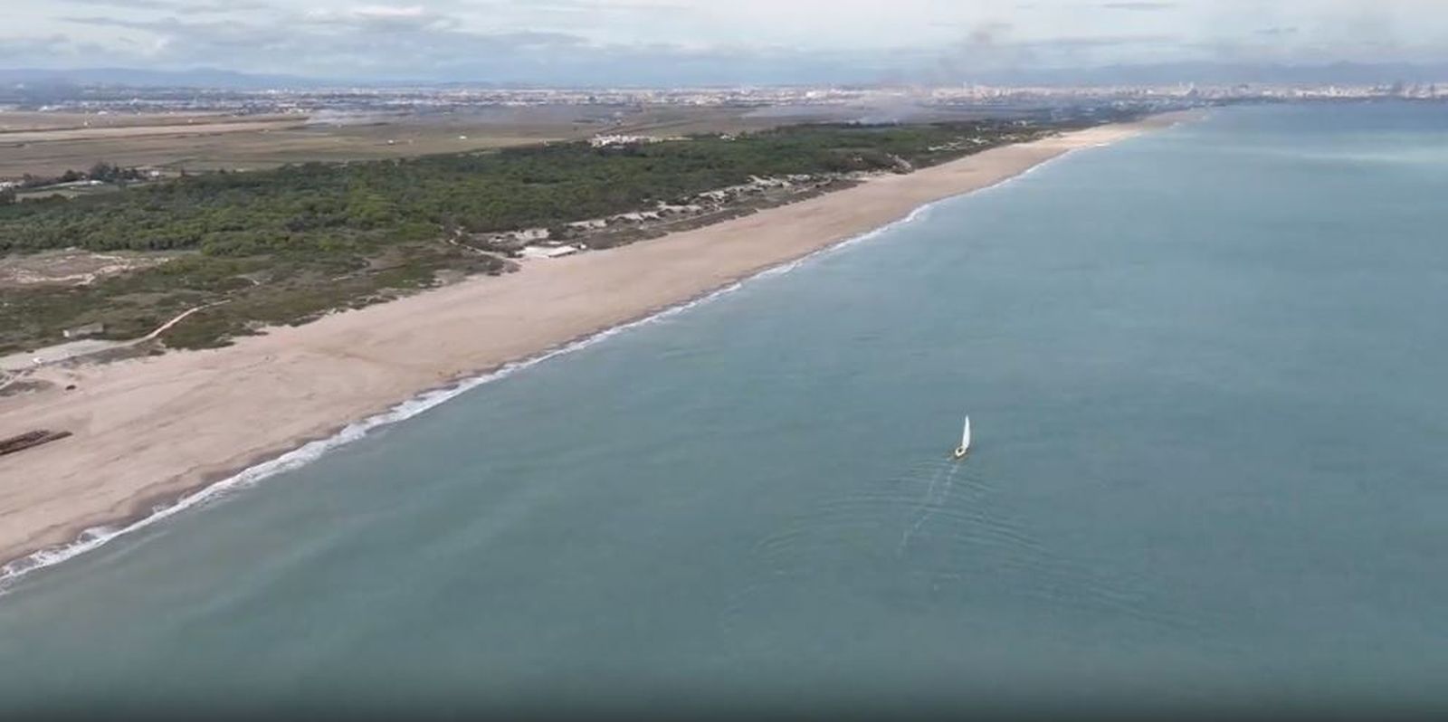 Imatges de la regeneració de la platja de València, a vista de dron