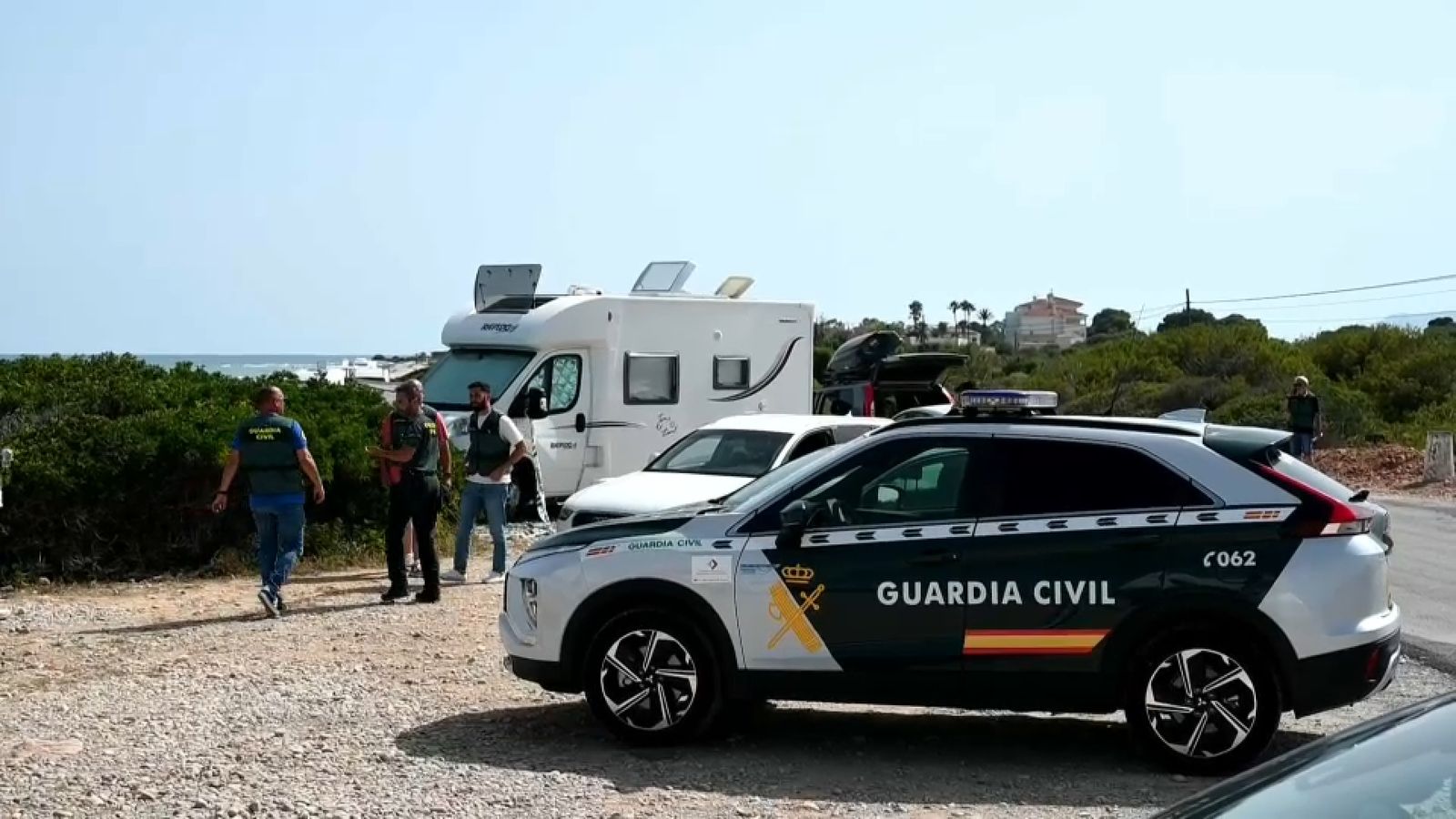Agents de la Guàrdia Civil inspeccionen el lloc del crim i la caravana de la víctima