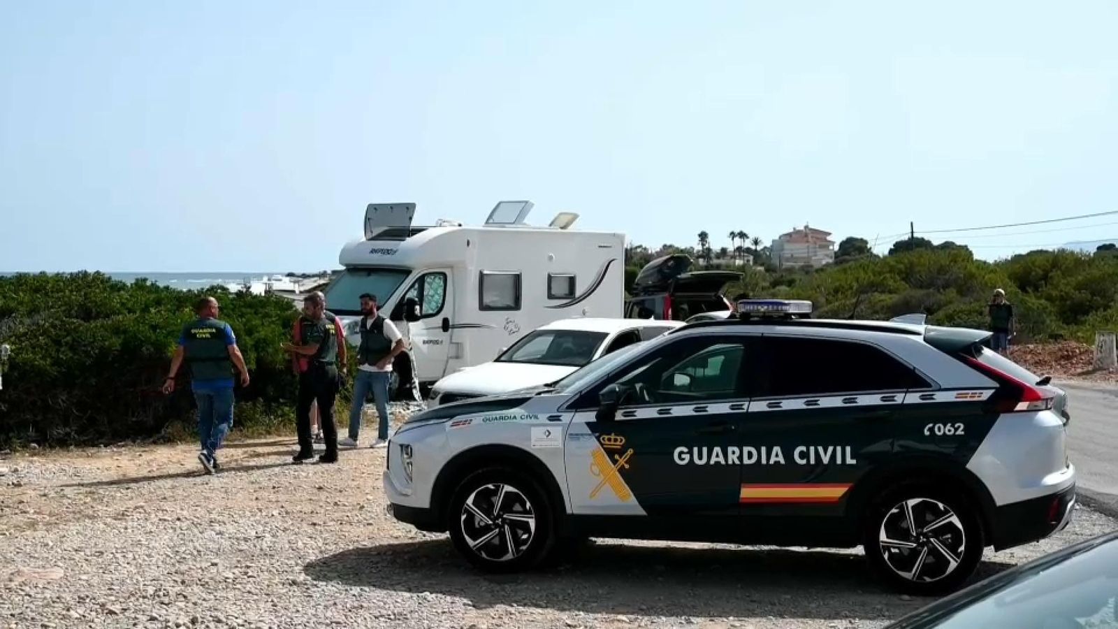 Agents de la Guàrdia Civil inspeccionen el lloc del crim i la caravana de la víctima Agents de la Guàrdia Civil inspeccionen el lloc del crim i la caravana de la víctima