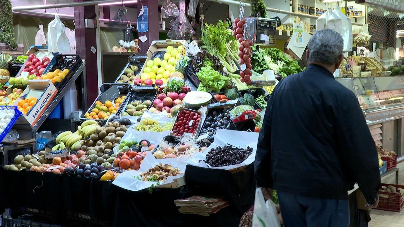 Un home passa per un aparador de fruita a Castelló de la Plana