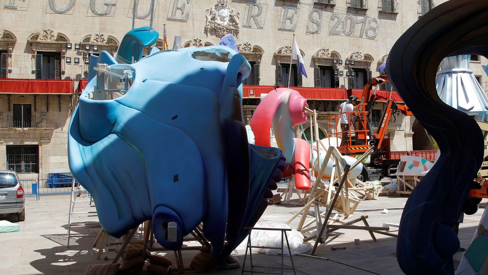 Plantà de la Foguera Oficial davant de l'Ajuntament d'Alacant