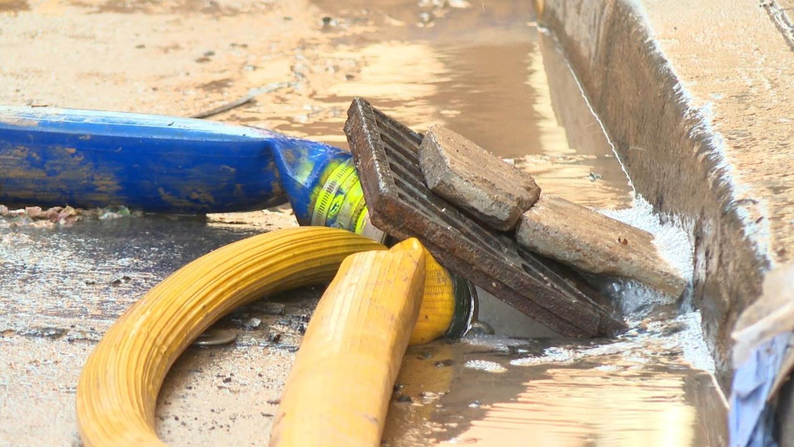 El fang se solidifica i no permet absorbir les aigües residuals