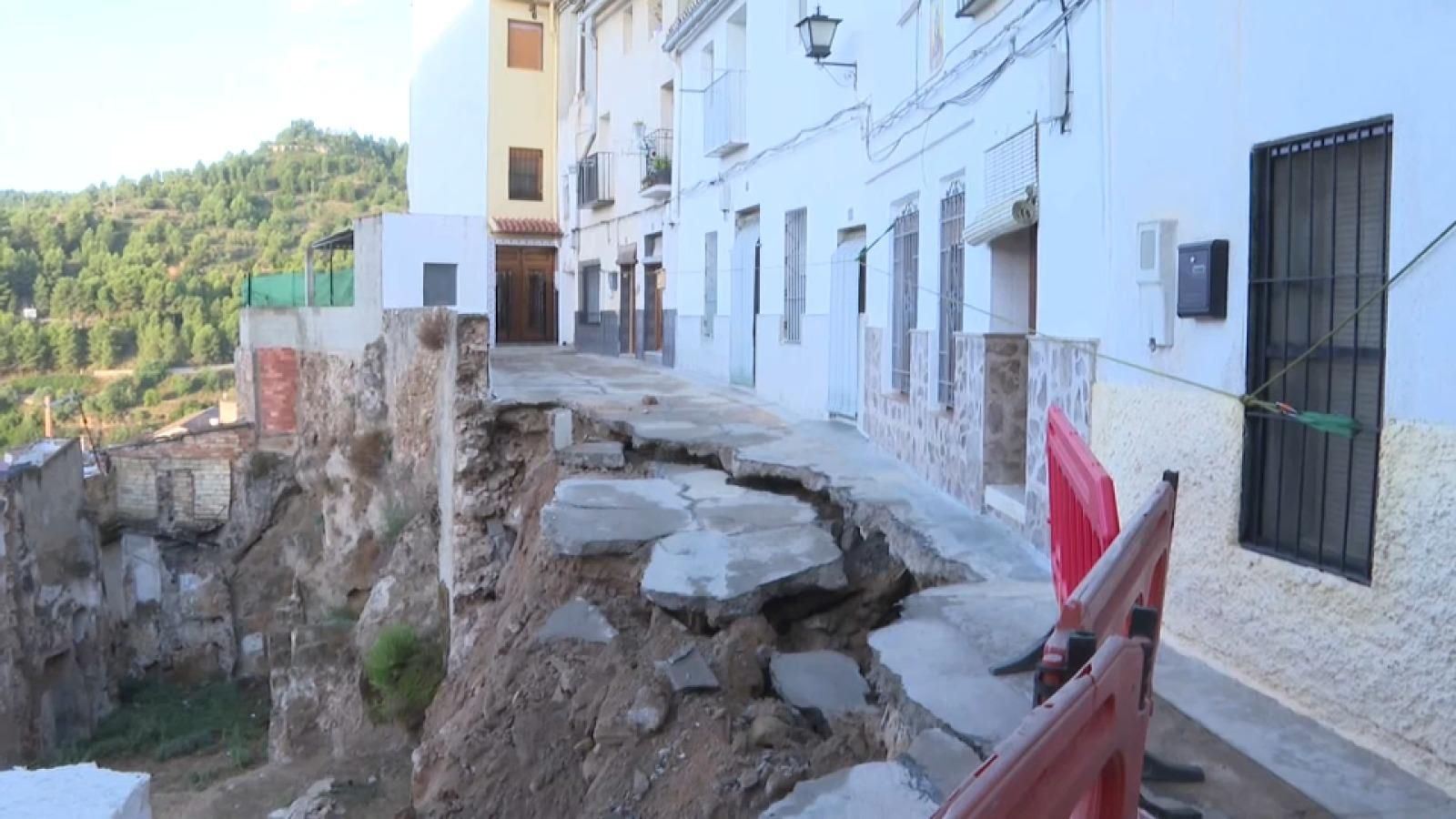 El paviment i el mur que sostenia el carrer Moratín sobre el precipici s'han afonat sobre un solar desocupat