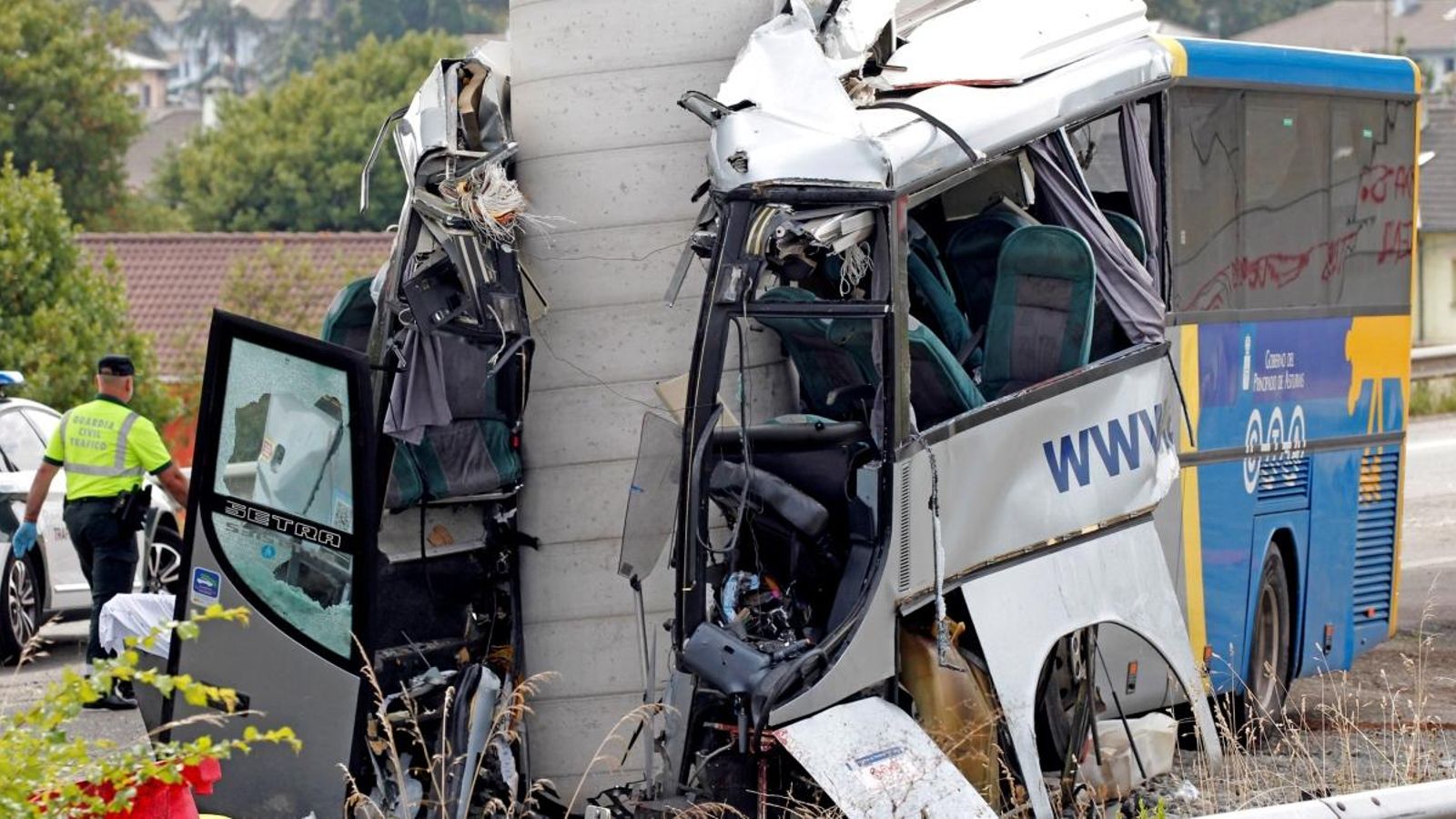 L'autobús d'Alsa cobria la línia Cudillero-Avilés-Gijón quan s'ha encastat contra una columna de formigó L'autobús d'Alsa cobria la línia Cudillero-Avilés-Gijón quan s'ha encastat contra una columna de formigó