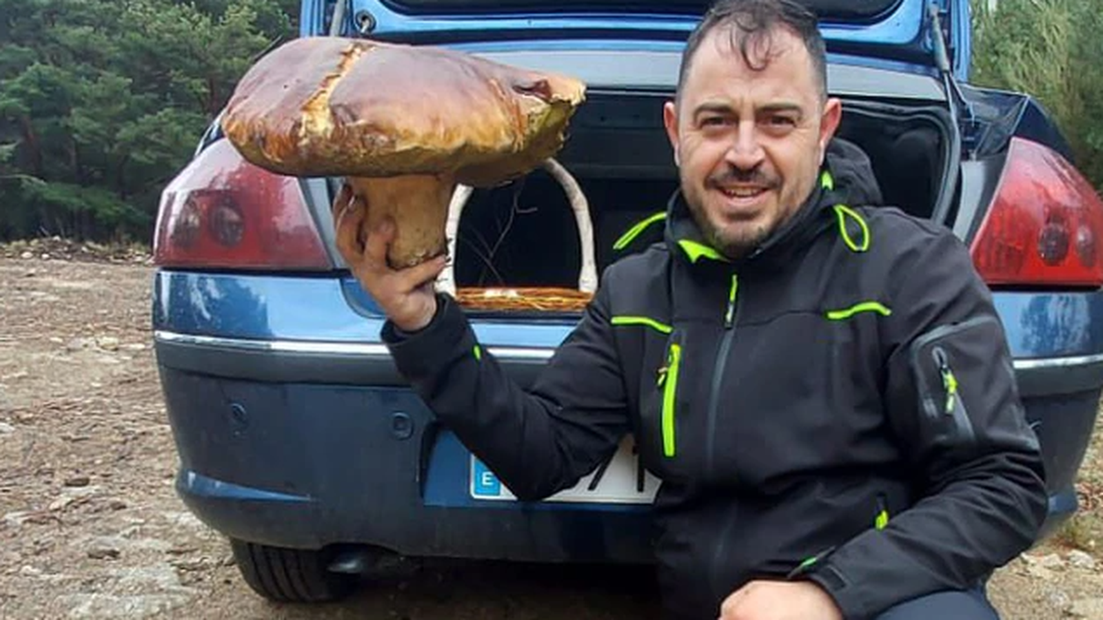 Luis Merino amb el seu bolet gegant