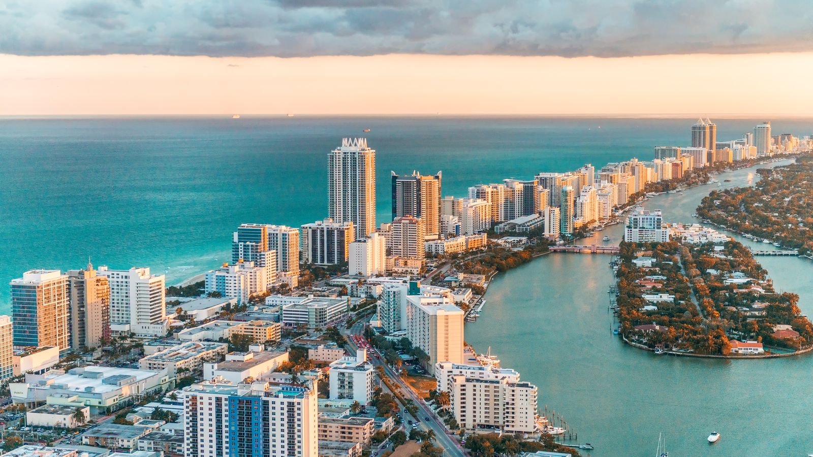 South Beach és famós per l'arena blanca, l'aigua de color turquesa i una vibrant vida nocturna