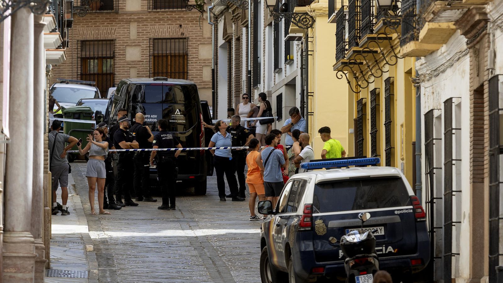 Dispositiu policial davant de la vivenda de la dona assassinada a Antequera, este dilluns
