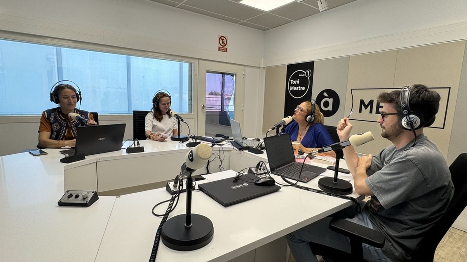 ‘Queda’t amb mi’ ens acompanya en la vesprada d’À Punt Ràdio amb un format fresc i proper