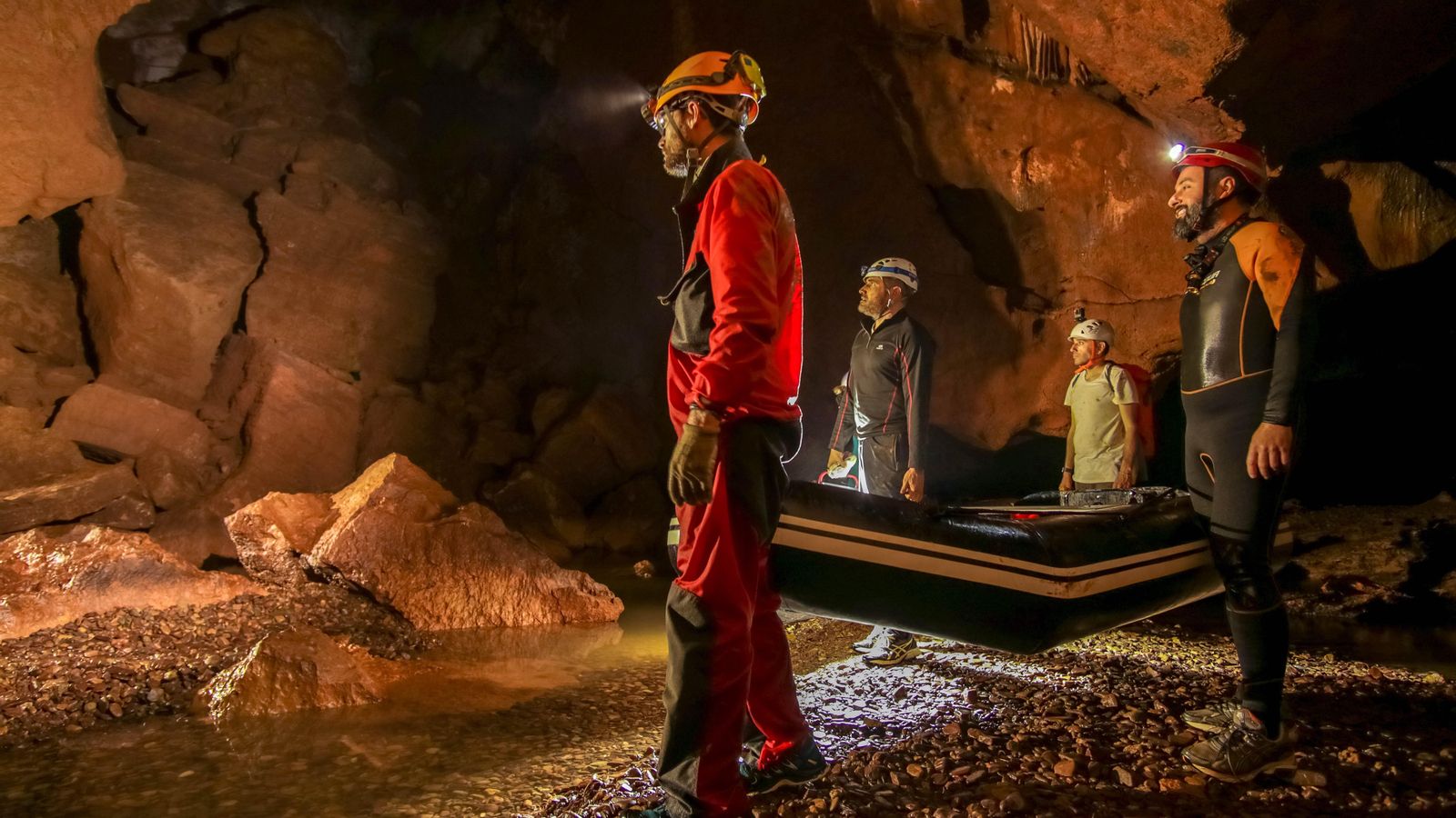 El bomber Guillem Nebot i altres membres del  en la nova sala desoberta a les coves de Sant Josep de la Vall d'Uuxñi