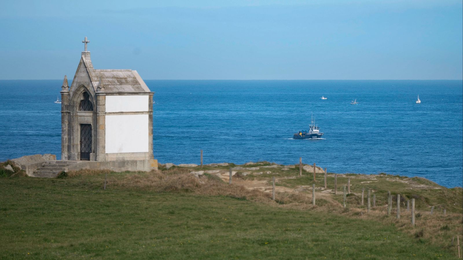 Un dels vaixells que busca el mariner desaparegut en el naufragi ocorregut davant de la costa de Santander