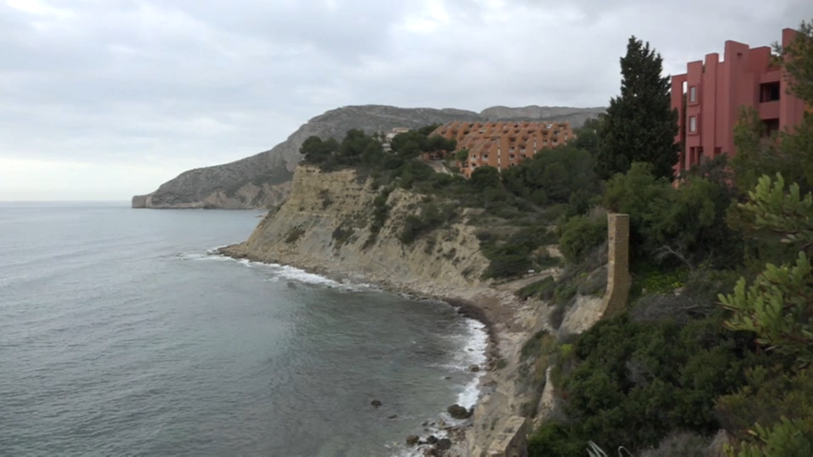 Imatge de la costa de Calp amb el Club Social La Manzanera