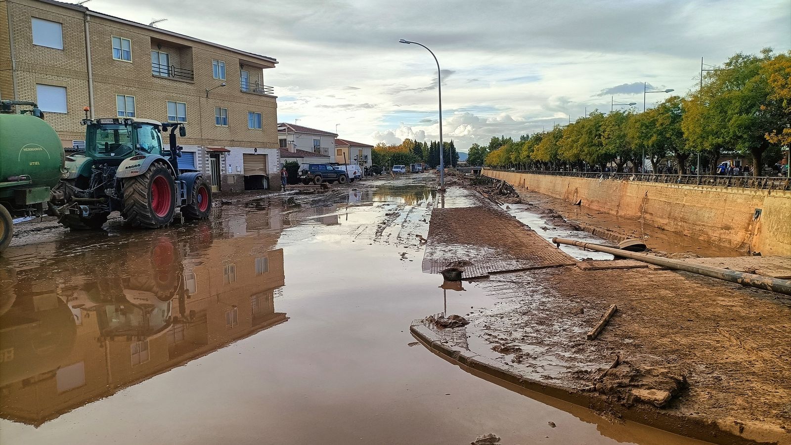 Un carrer negat d'aigua a Utiel després de la dana