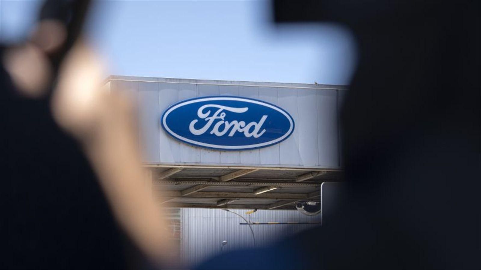 Logotip de Ford a la façana de la fàbrica d'Almussafes