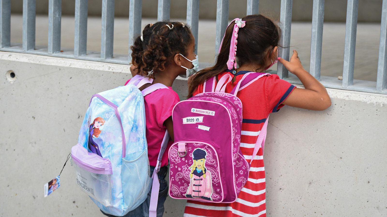Dues xiquetes a les portes d'un centre escolar