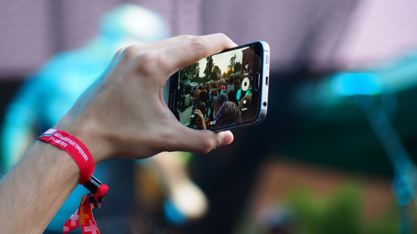 Compartir al moment les vivències pot donar informació d'utilitat a possibles delinqüents