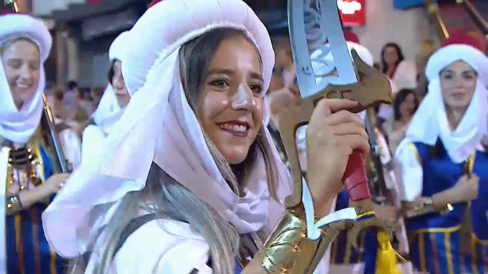 Una dona desfila a una filà d'Ontinyent