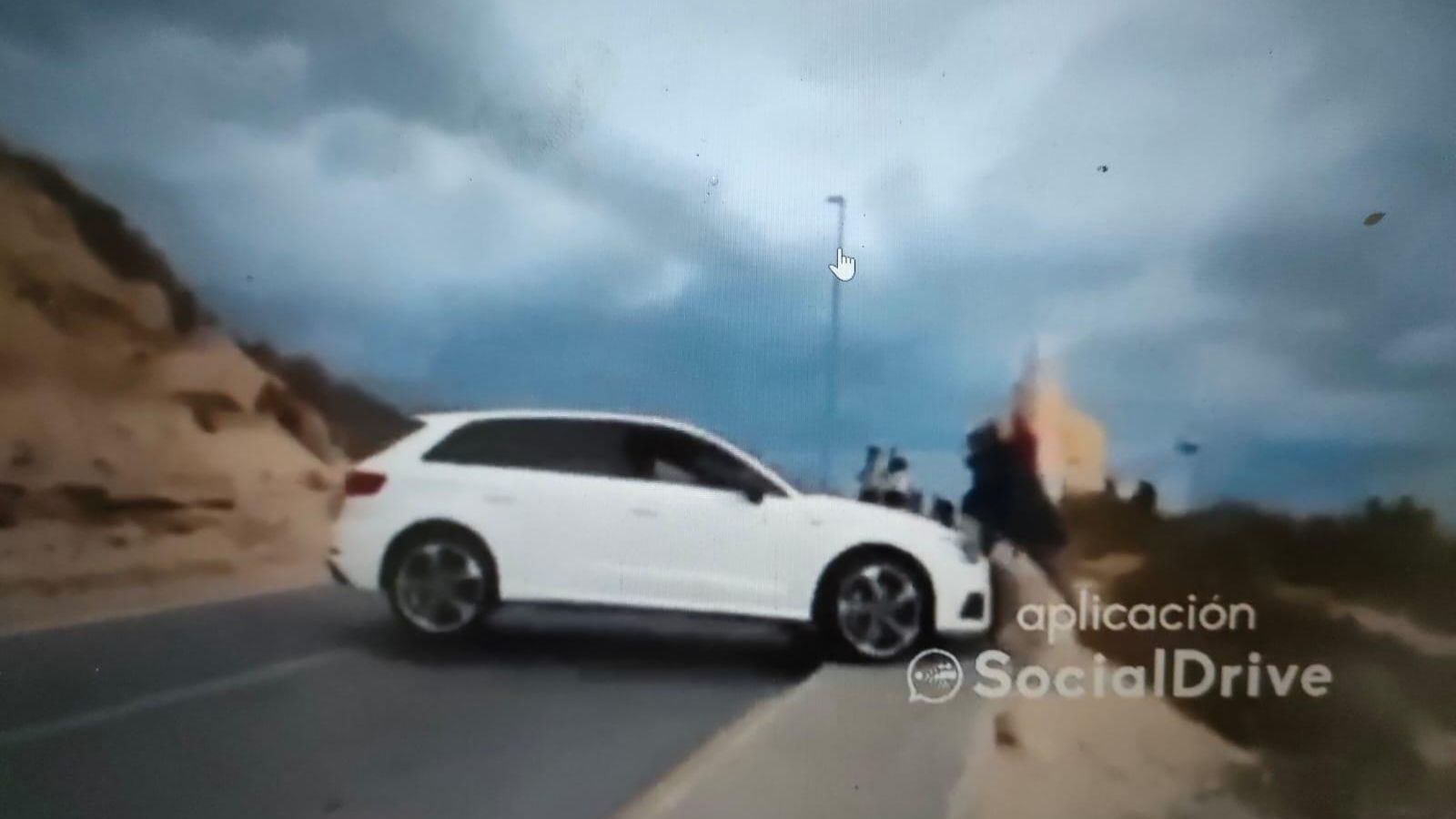 Escena de l'impacte del vehicle contra el vianant i el seu gos, que l'entitat SocialDrive ha publicat en Twitter Escena de l'impacte del vehicle contra el vianant i el seu gos, que l'entitat SocialDrive ha publicat en Twitter
