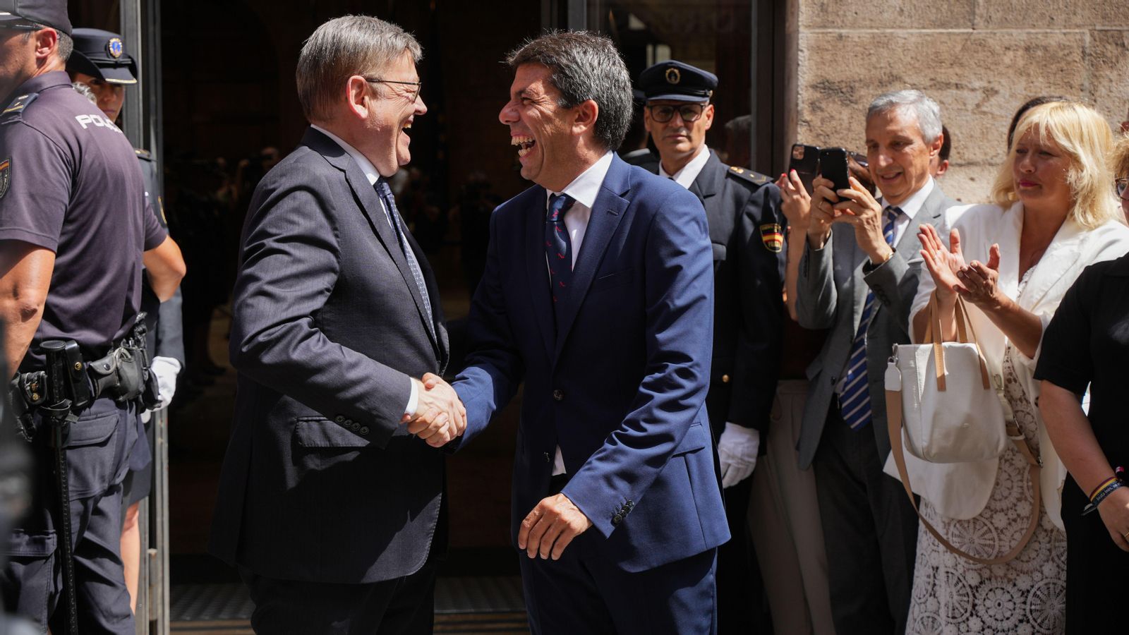 Puig i Mazón se saluden, amb un ampli somriure, a les portes del Palau de la Generalitat